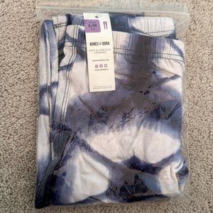 NWT Agnes & Dora blue/white abstract buttery soft leggings size S/M.